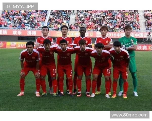 上海足球队在邀请赛积分榜上以80分稳居第一名展现强劲实力