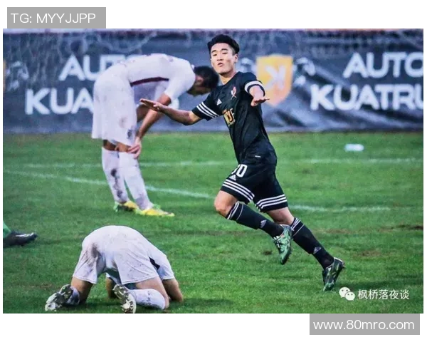 足球比赛中的尴尬瞬间让球员们自带脸红技能的趣味解析